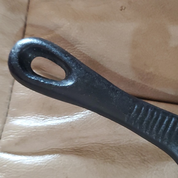 Heuck Cast Iron Vintage Classic Skillet Cornbread Wedge  approx 9", 8 slice - Picture 5 of 9